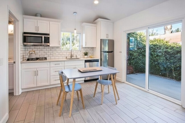 5838 Beckford Ave, Unit 5836-1 in Los Angeles, CA - Building Photo - Building Photo