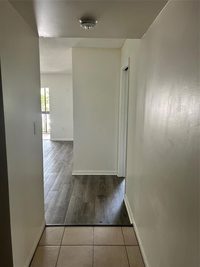711 N Pine Island Rd, Unit 319 in Plantation, FL - Building Photo - Building Photo