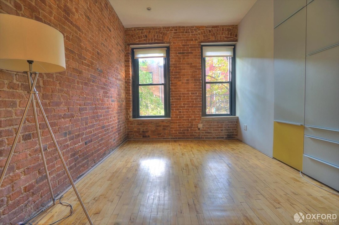 77 Perry St in New York, NY - Building Photo