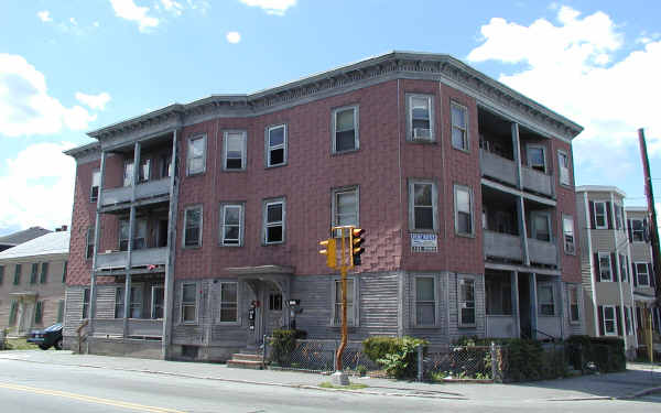 375 Pawtucket St in Lowell, MA - Foto de edificio