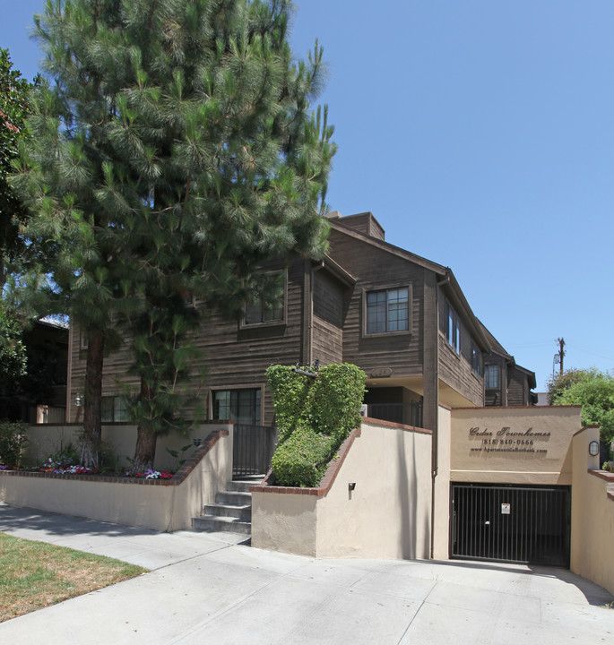 624 E Cedar Ave in Burbank, CA - Building Photo