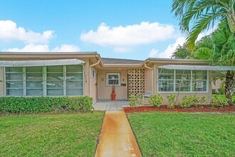 1317 High Point Way SE in Delray Beach, FL - Foto de edificio - Building Photo