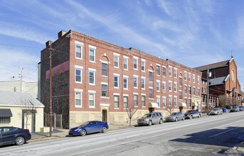 Liberty Point Apartments LP in Pittsburgh, PA - Foto de edificio - Building Photo