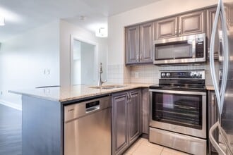 18 Valley Woods Rd in North York, ON - Building Photo - Building Photo