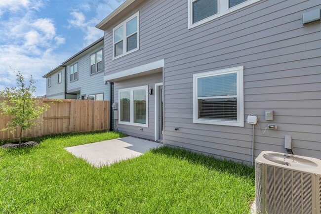 2721 Brown Lk St in Houston, TX - Building Photo - Building Photo