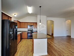 1316 Rosedale Springs Ln in Fort Worth, TX - Foto de edificio - Building Photo