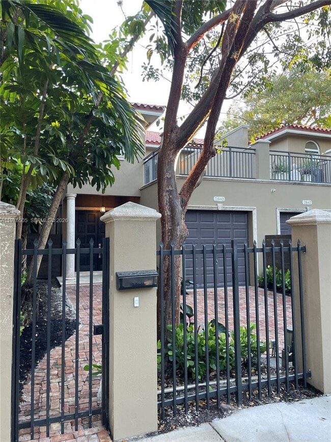 2840 Shipping Ave in Miami, FL - Building Photo - Building Photo