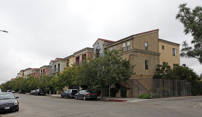 Provence Island Apartments in Northridge, CA - Foto de edificio - Building Photo