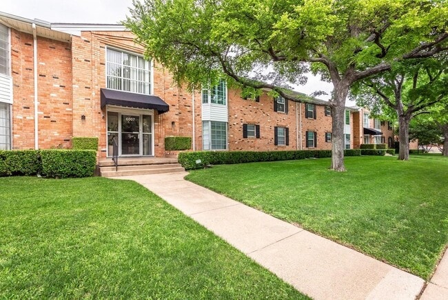 6007 Sandhurst Ln, Unit B in Dallas, TX - Building Photo - Building Photo