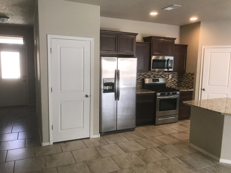 1664 Valle Vista Rd NW in Los Lunas, NM - Building Photo