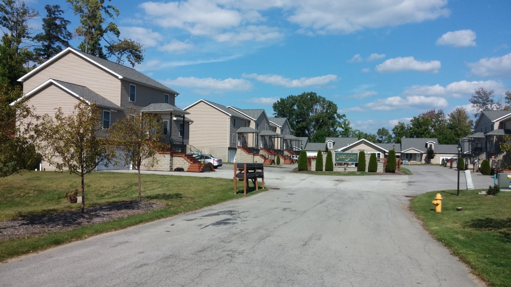 Carrollwood Village in Erie, PA - Foto de edificio