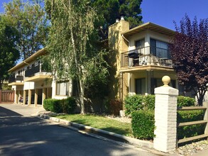 Laurel Court Apartments in Menlo Park, CA - Building Photo - Building Photo