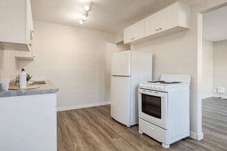 Shannon Villa in Edmonton, AB - Building Photo - Building Photo