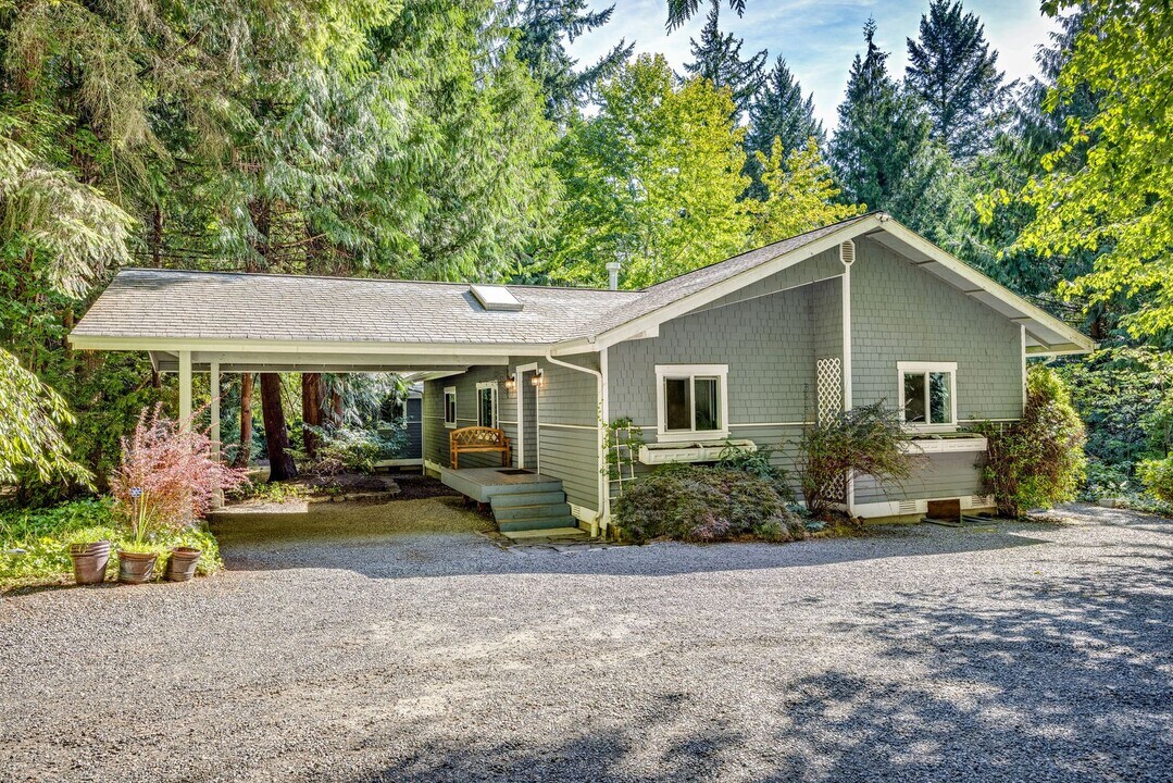 7249 NE Vincent Rd in Bainbridge Island, WA - Building Photo