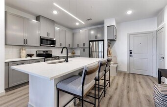 750 W Turner Warnell Rd in Arlington, TX - Foto de edificio - Building Photo