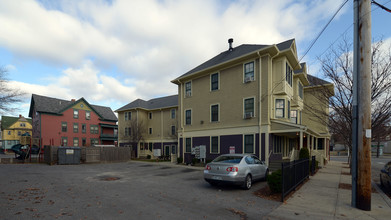 Adelaide in Providence, RI - Foto de edificio - Building Photo