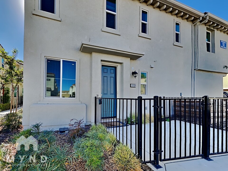 5301 E Commerce Way in Sacramento, CA - Foto de edificio