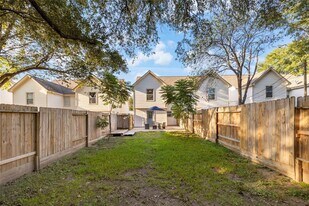 207 Foster St in Tomball, TX - Building Photo