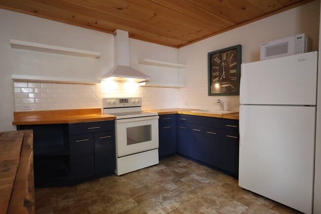 property at 224 W Chestnut St