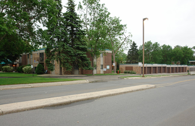 Oxboro Place in Bloomington, MN - Building Photo - Building Photo