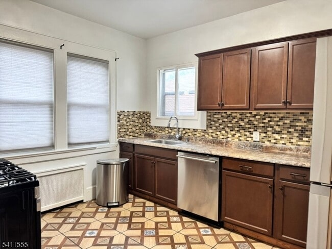 401 E 39th St in Paterson, NJ - Building Photo - Building Photo