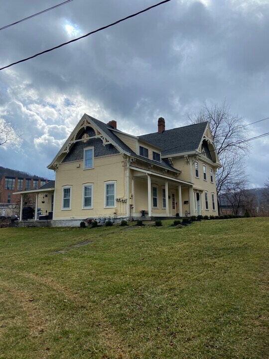 134 N Main St, Unit 1 in Alfred, NY - Building Photo