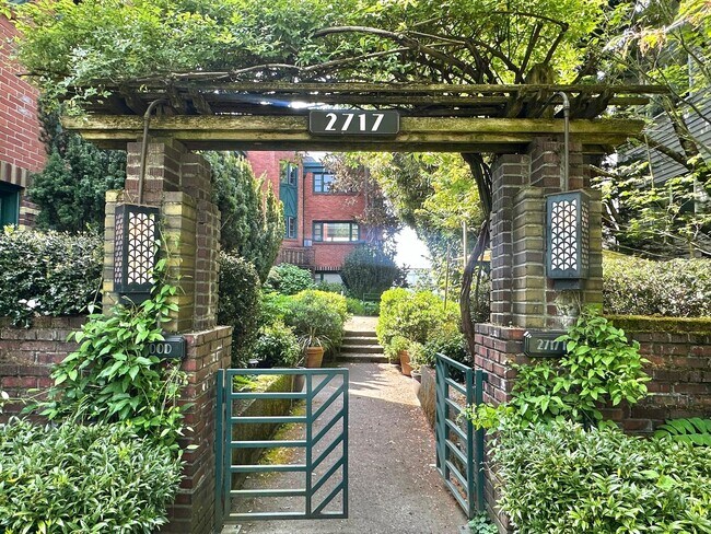 2717 Franklin Ave E in Seattle, WA - Building Photo - Building Photo