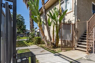 14607 Gilmore St in Van Nuys, CA - Foto de edificio - Building Photo