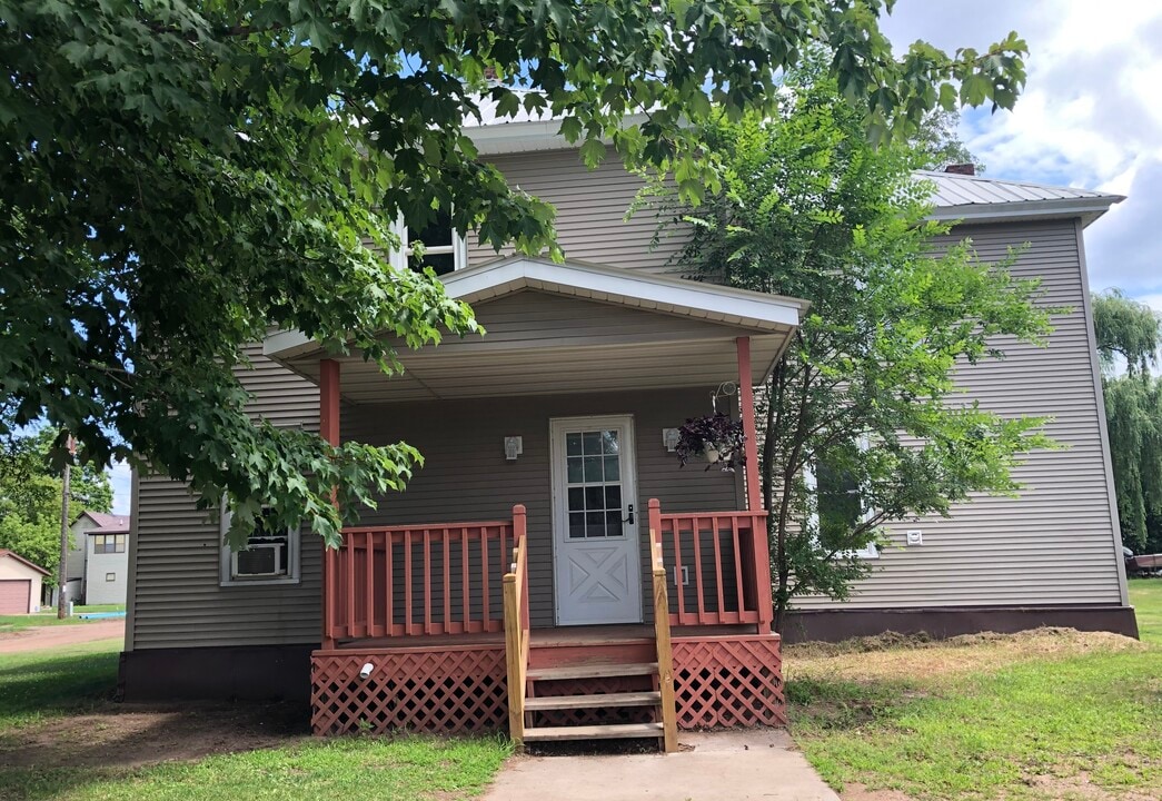 303 Cobban St, Unit Upper unit in Chippewa Falls, WI - Building Photo