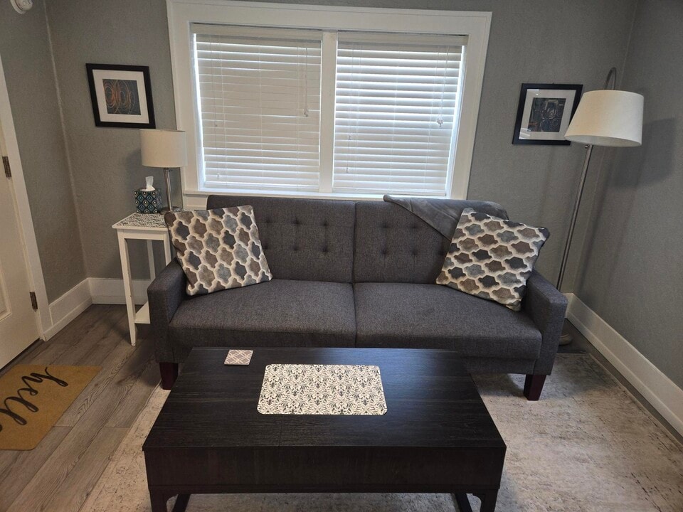 1213 5th St, Unit B in Bremerton, WA - Building Photo