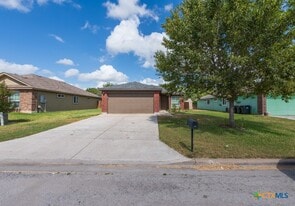 132 Talon Dr in Luling, TX - Building Photo