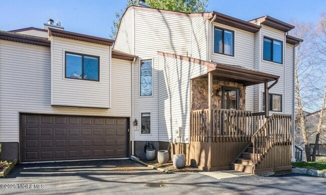 property at 3 Oxford Ln