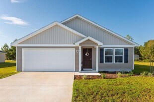 42 Lockwood Way E in Defuniak Springs, FL - Building Photo