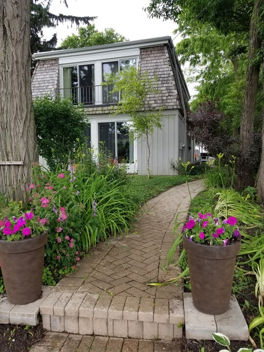 835 N Milwaukee Ave in Libertyville, IL - Foto de edificio