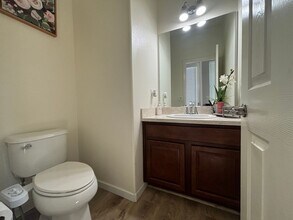 28204 N Via Sonata Dr in Santa Clarita, CA - Foto de edificio - Building Photo