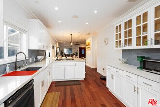 110 N Kingsley Dr in Los Angeles, CA - Building Photo - Building Photo