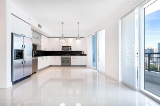 60 SW 13th St, Unit 1224 in Miami, FL - Building Photo - Building Photo