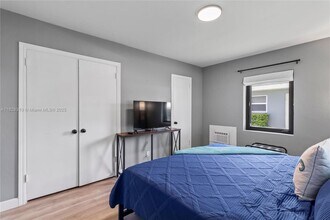 715 NE 6th St in Hallandale Beach, FL - Building Photo - Building Photo