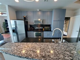 943 Peachtree St NE in Atlanta, GA - Building Photo