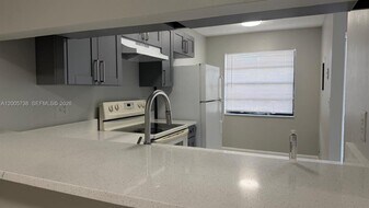 4010 Lakeside Dr, Unit 4010 in Tamarac, FL - Building Photo