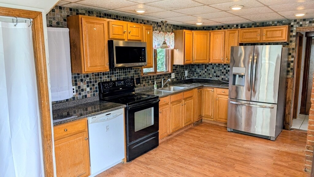 1106 Saratoga St in Boston, MA - Building Photo