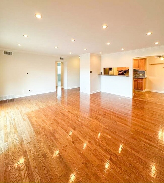 675 Grove Terrace in Elk Grove Village, IL - Building Photo - Building Photo