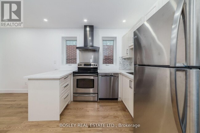 926 Kingston Rd in Toronto, ON - Building Photo - Building Photo