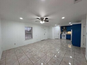 423 Fresno St, Unit 105 in Eagle Pass, TX - Building Photo - Building Photo