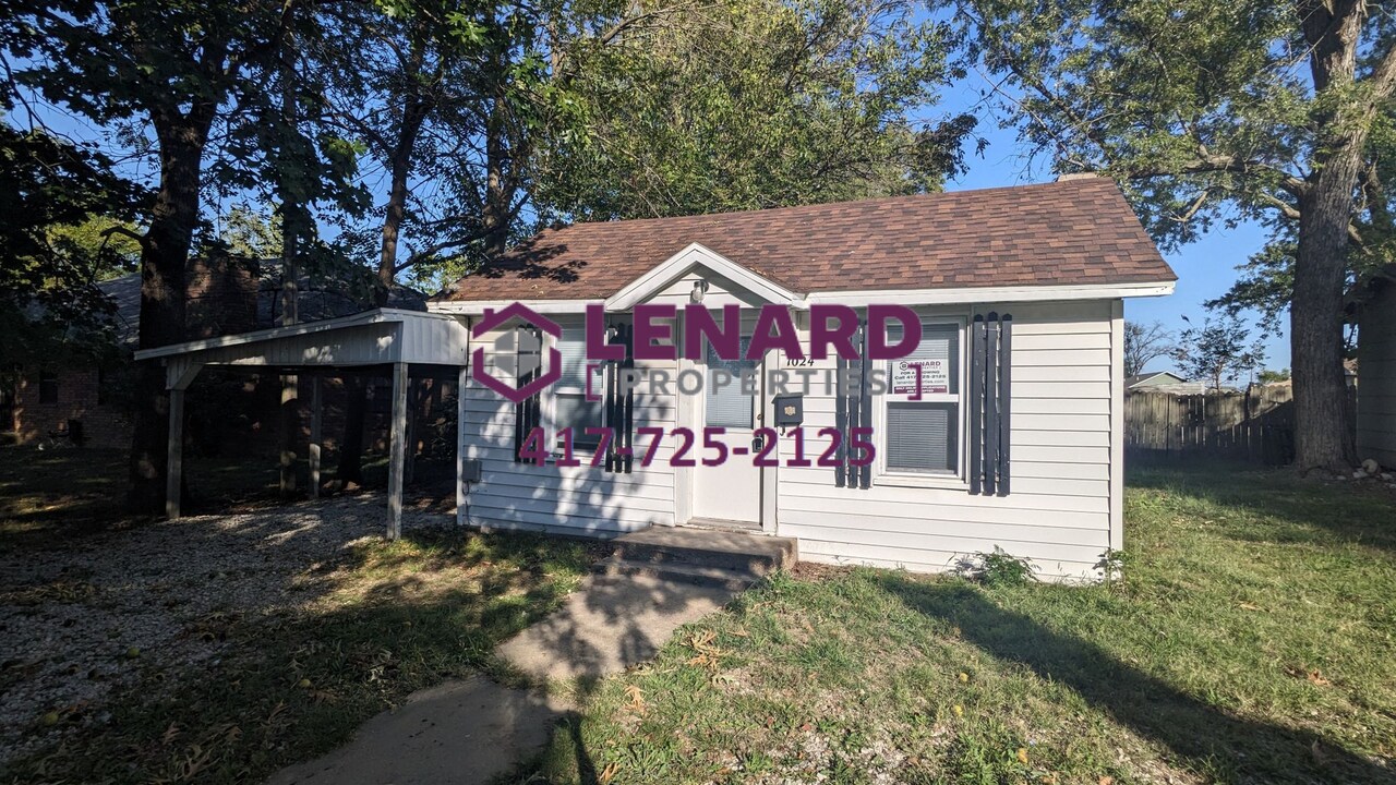 1024 S Lillian Ave in Bolivar, MO - Building Photo
