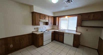 409 S Greengate Dr in Yukon, OK - Building Photo - Building Photo