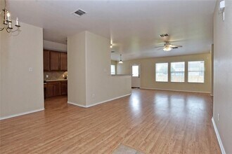 401 Bandara Woods Blvd in Elgin, TX - Building Photo - Building Photo