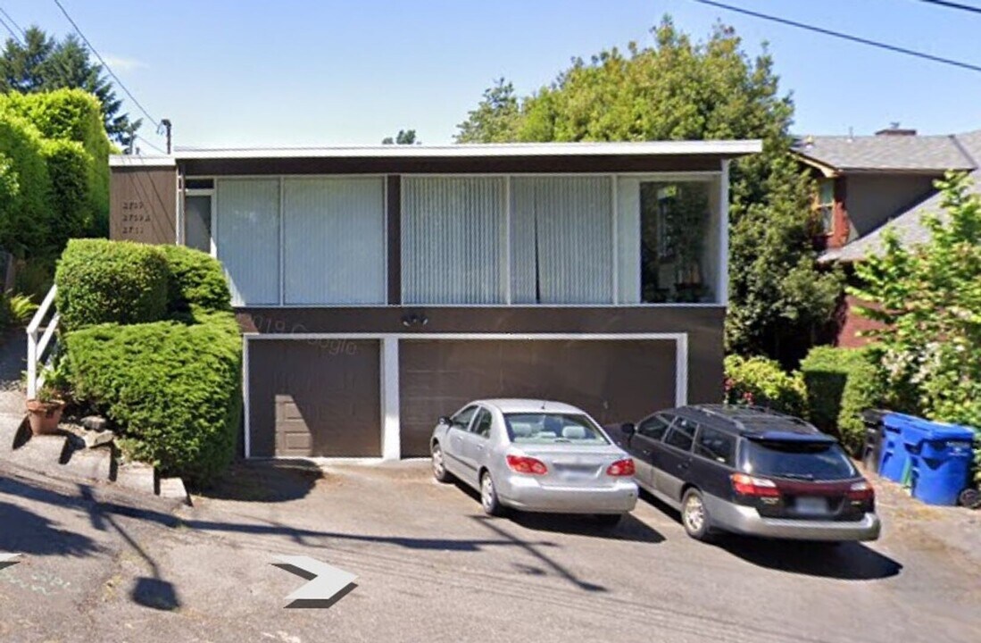 2711 4th Ave N in Seattle, WA - Building Photo