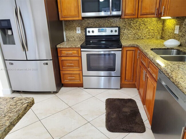 2460 NE 215th St in Miami, FL - Building Photo - Building Photo
