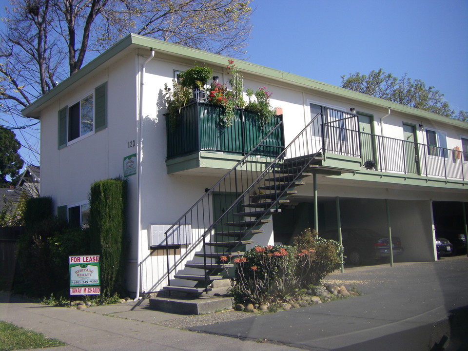 123 N Delaware St in San Mateo, CA - Building Photo